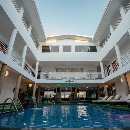 Runway Hotel Piarco Exterior foto