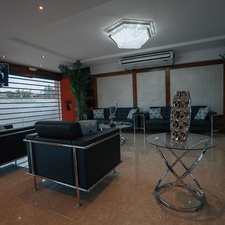 Runway Hotel Piarco Exterior foto