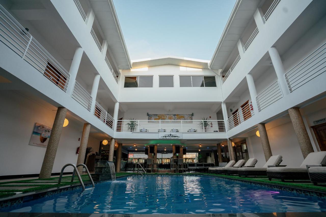 Runway Hotel Piarco Exterior foto