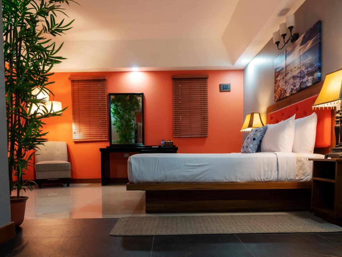 Runway Hotel Piarco Exterior foto