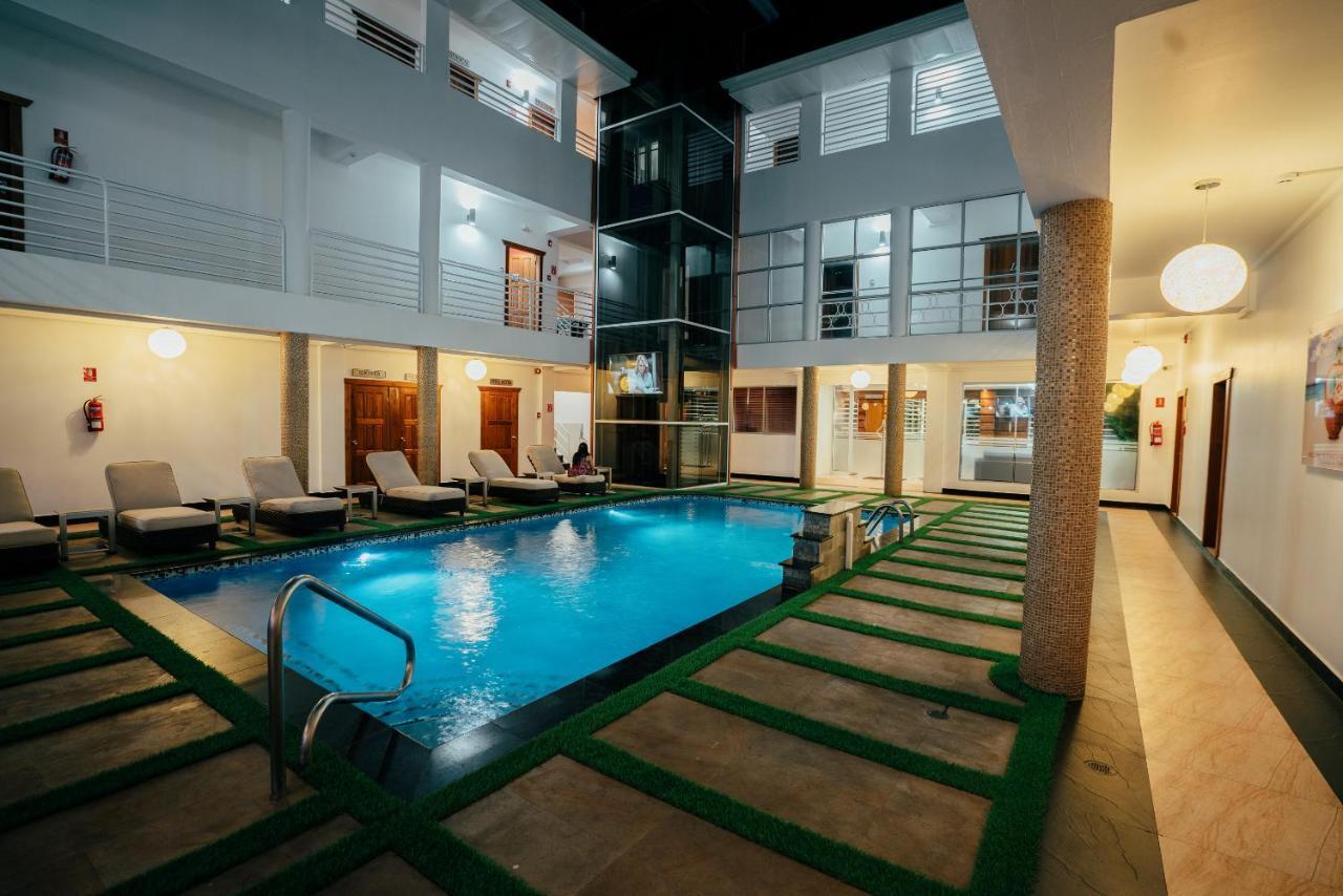 Runway Hotel Piarco Exterior foto