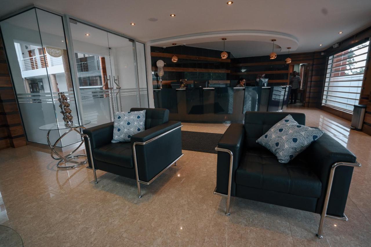 Runway Hotel Piarco Exterior foto