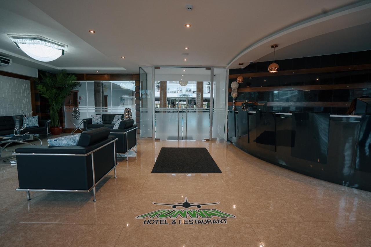 Runway Hotel Piarco Exterior foto