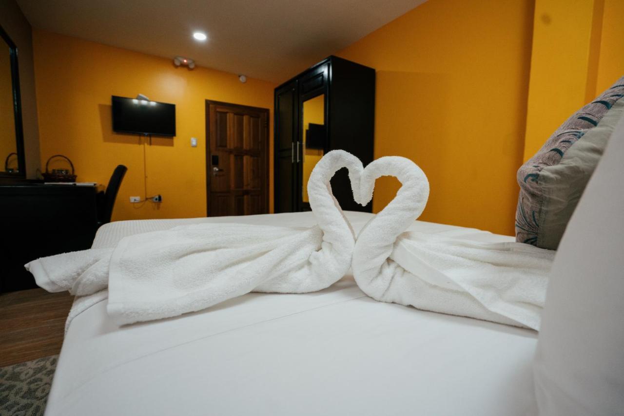 Runway Hotel Piarco Exterior foto
