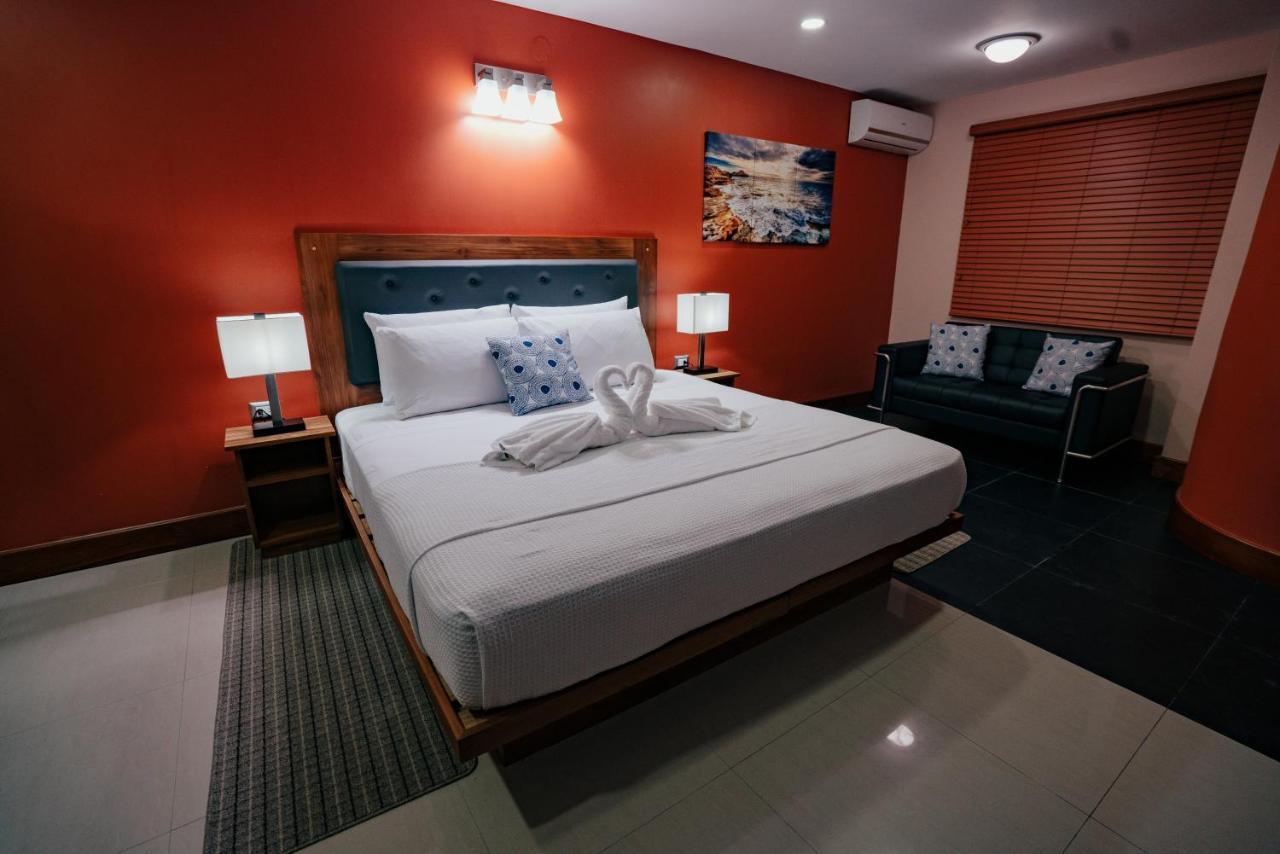 Runway Hotel Piarco Exterior foto