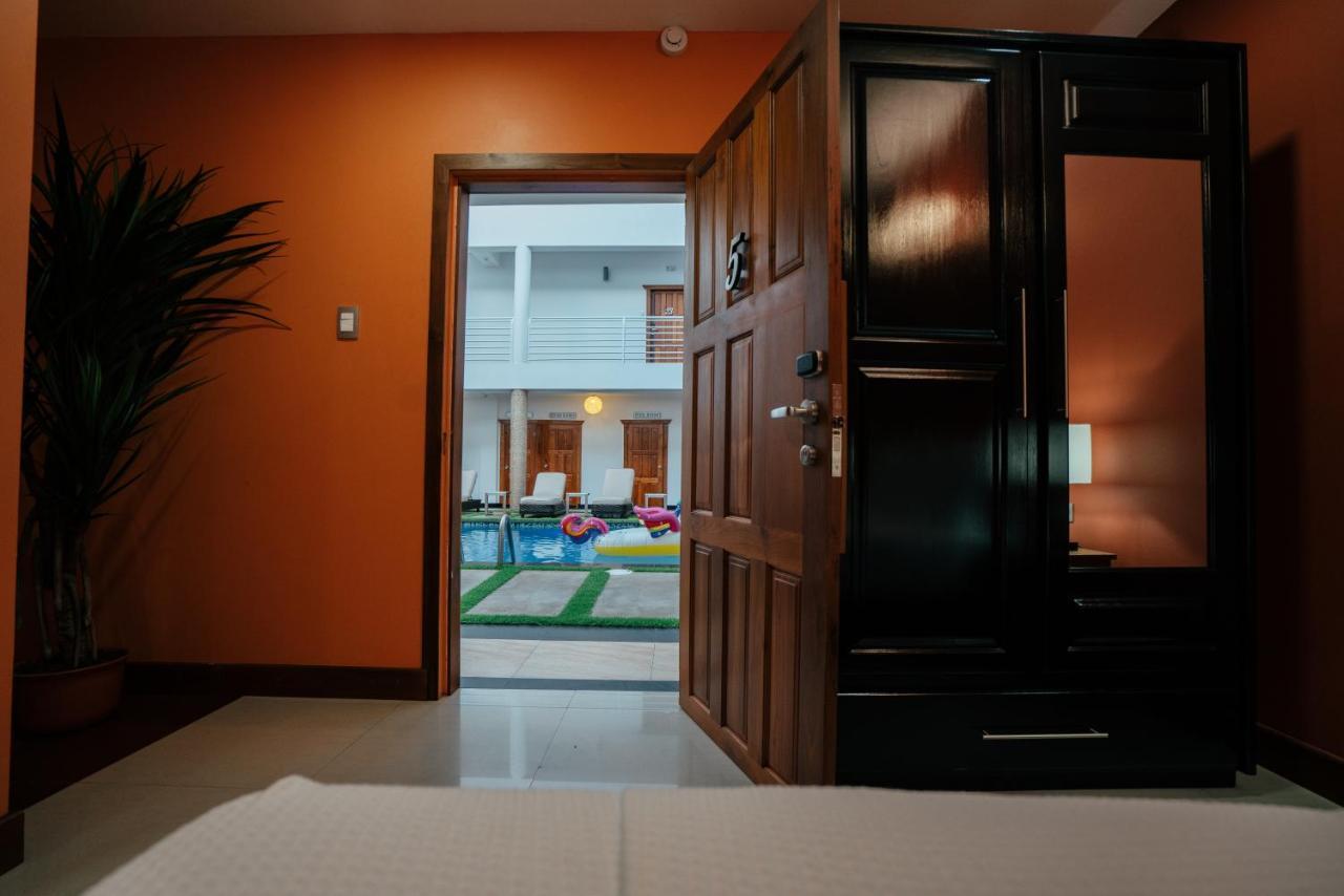 Runway Hotel Piarco Exterior foto